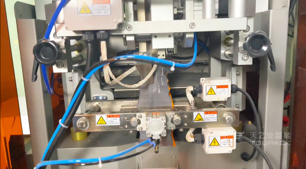 Máquina automática de embalagem de doces de chocolate com goma vertical Máquina de pesagem e embalagem inteligente de alta velocidade 120BPM