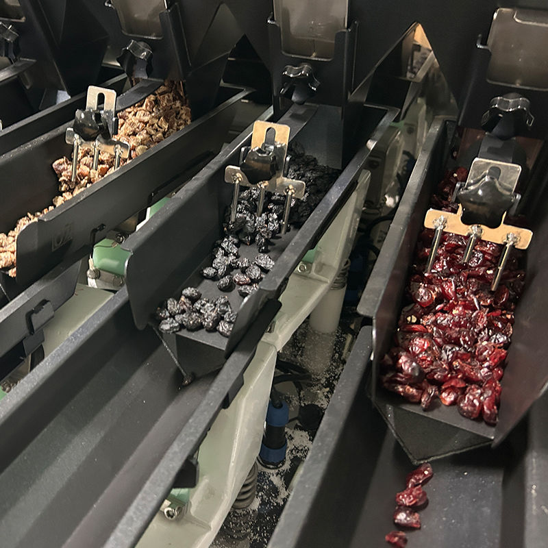 Máquina de Embalagem de Sacos Pré-fabricados para Ração de Pássaros Máquina de Embalagem para Ração de Cães e Gatos Equipamento Multifuncional de Embalagem de Grânulos Máquina de Pesagem Multicabeças