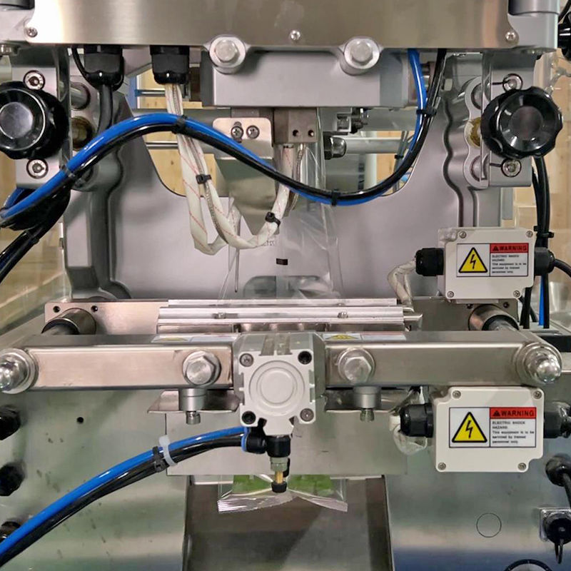 Máquina de Embalagem de Grânulos 200g 500g Totalmente Automática VFFS Pesagem Selagem Embalagem de Sacos Embalagem de Doces Salgadinhos Máquina de Embalagem de Nitrogênio